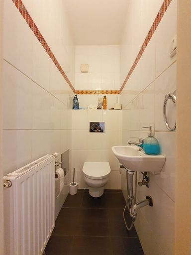 getrenntes WC mit Handwaschbecken