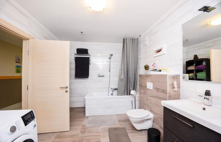 Badezimmer mit Badewanne und WC