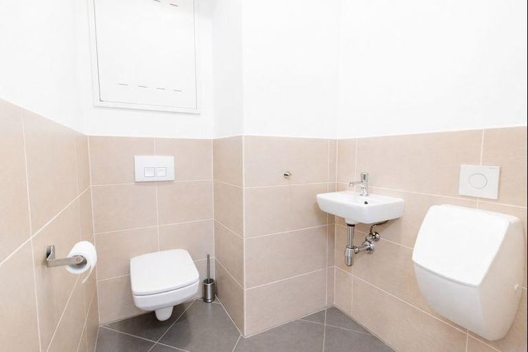 Toilette mit Waschbecken und Pissoir