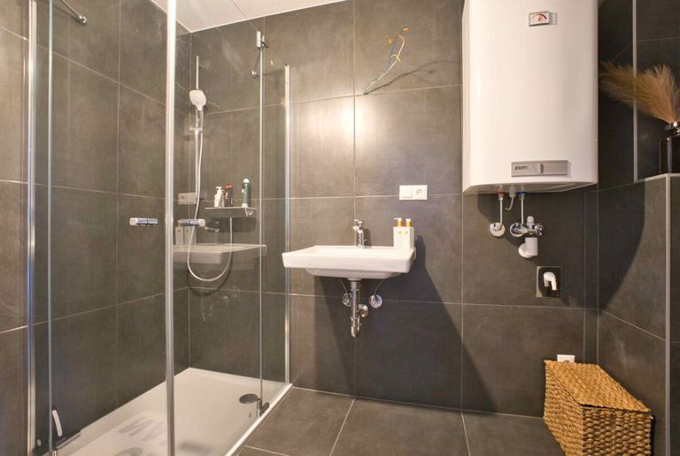 Badezimmer, Wohnung nahe Attersee