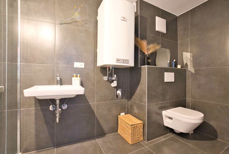 Badezimmer, Wohnung nahe Attersee