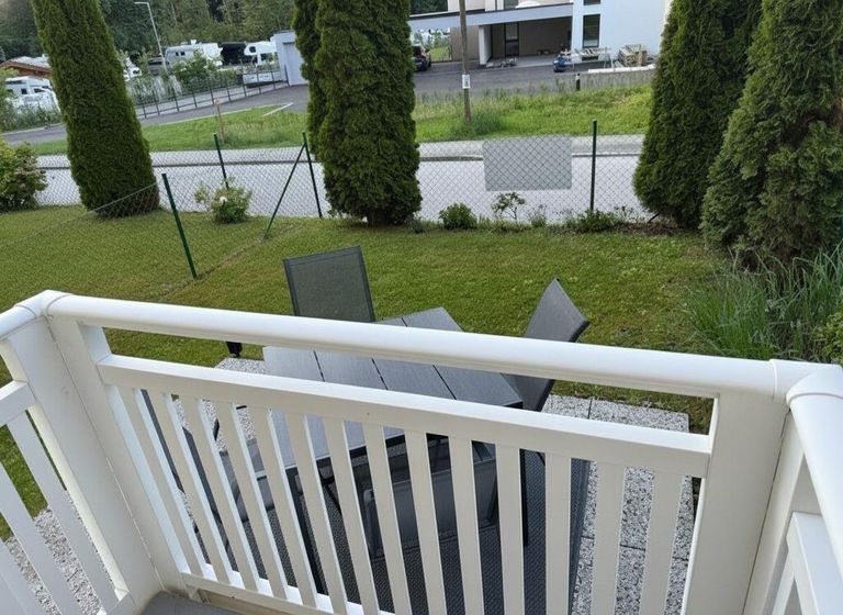 Terrasse samt Grünfläche