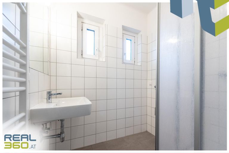 Bad mit Dusche und Handtuchheizkörper