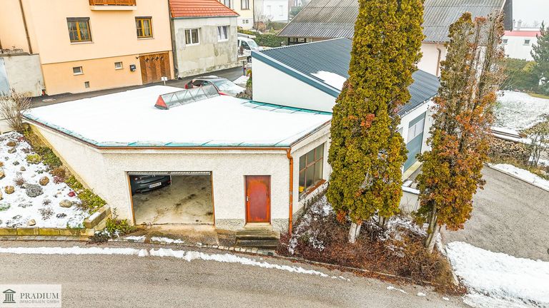 Garage (2-3 Stellplätze) gegenüber