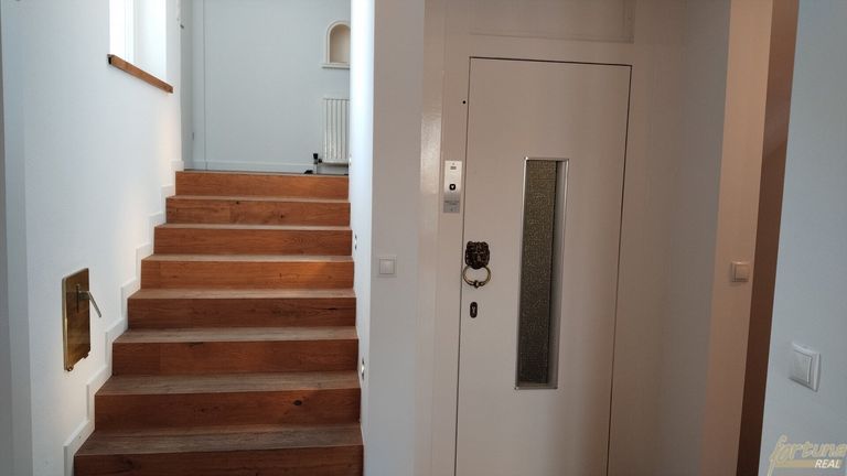 links große Dachterrasse mit Whirlpool