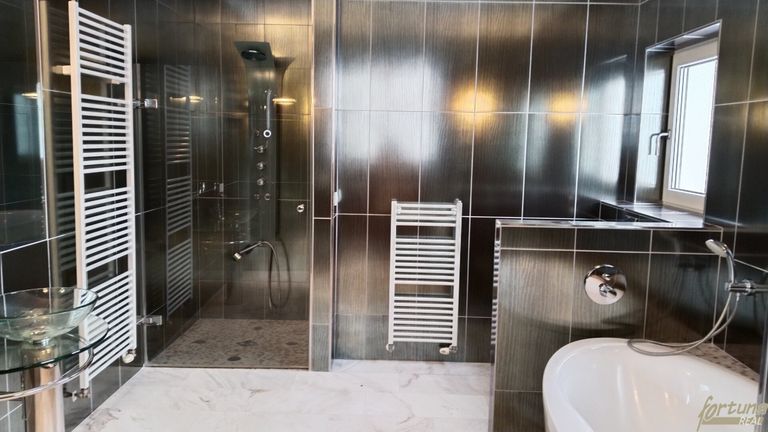 Luxus Badezimmer mit Regendusche und Whirlpool