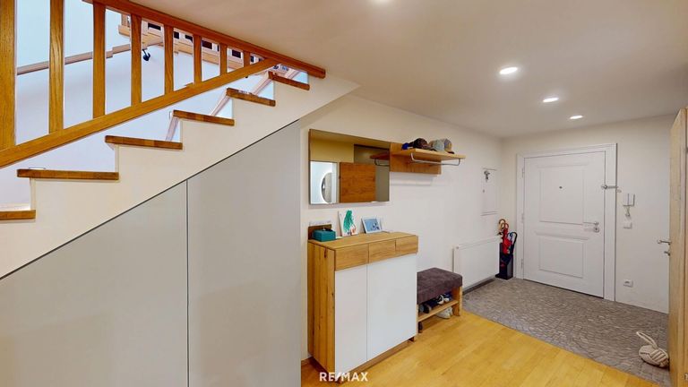 Repräsentatives Vorzimmer mit integriertem Stauraum