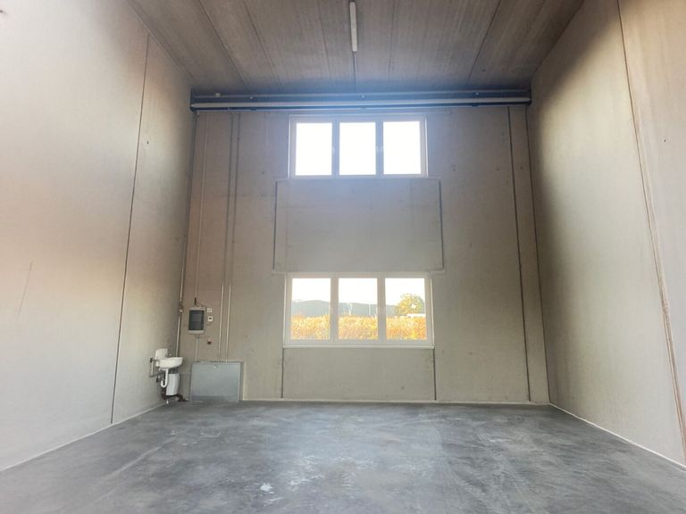 Musterbild Halle leer