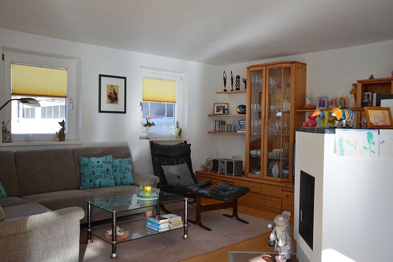 Wohnzimmer mit Kachelofen