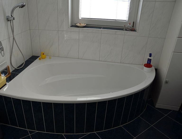 Badezimmer mit Badewanne
