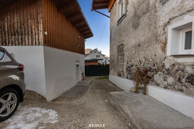 Eingangsbereich und Nebengebäude