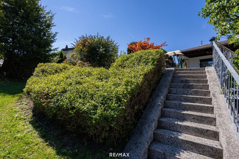 Aufgang zur oberen Terrasse