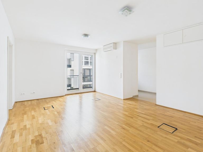 großer Raum mit Balkon