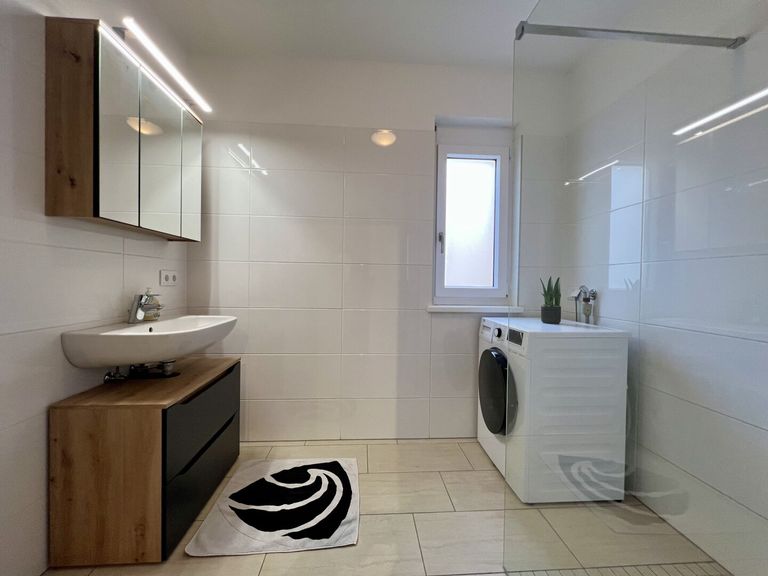 Bad mit Fenster und Waschmaschine