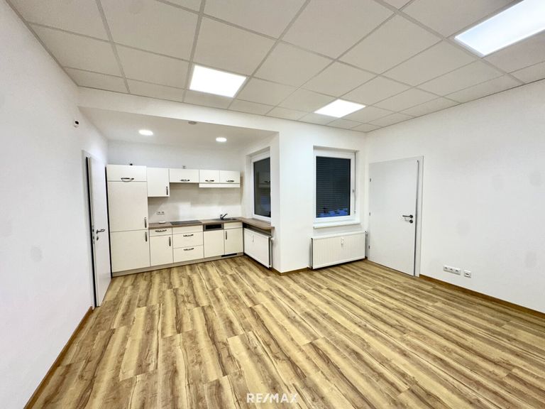 Küche mit Aufenthaltsbereich