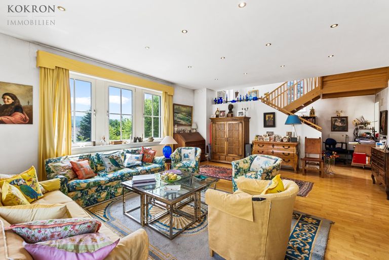 Der Wohnsalon mit Ausgang auf die Süd-Terrasse