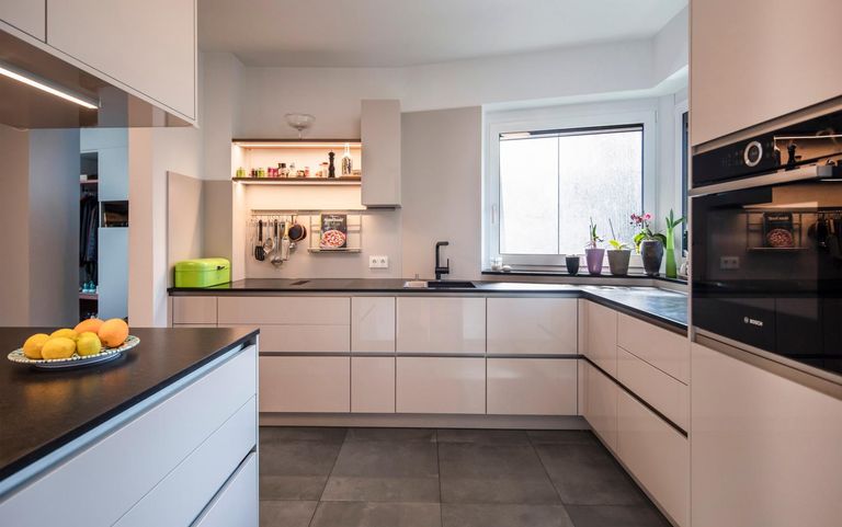 moderne Küche mit viel Stauraum