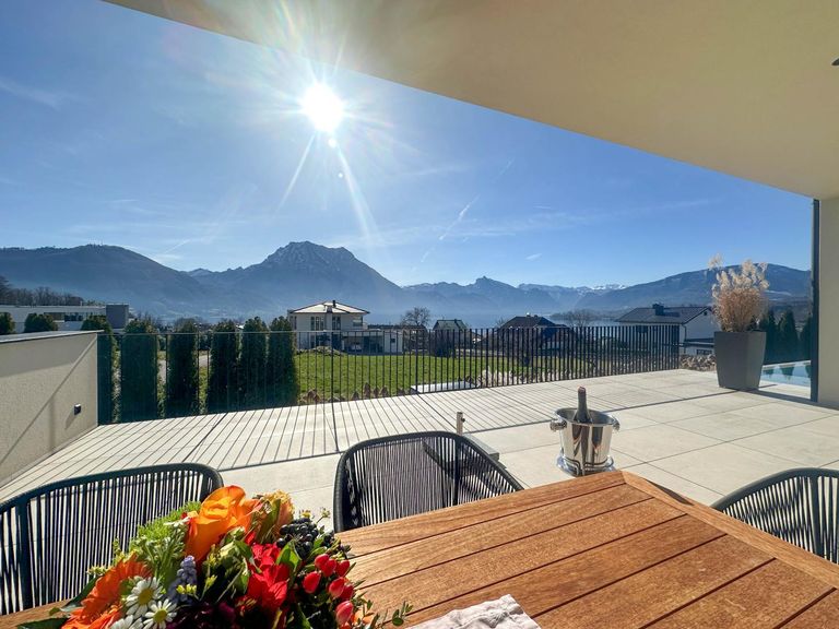 große Terrasse mit wunderschönem Blick