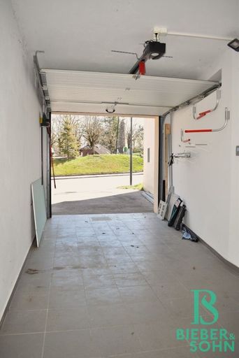 Garage mit Vorplatz