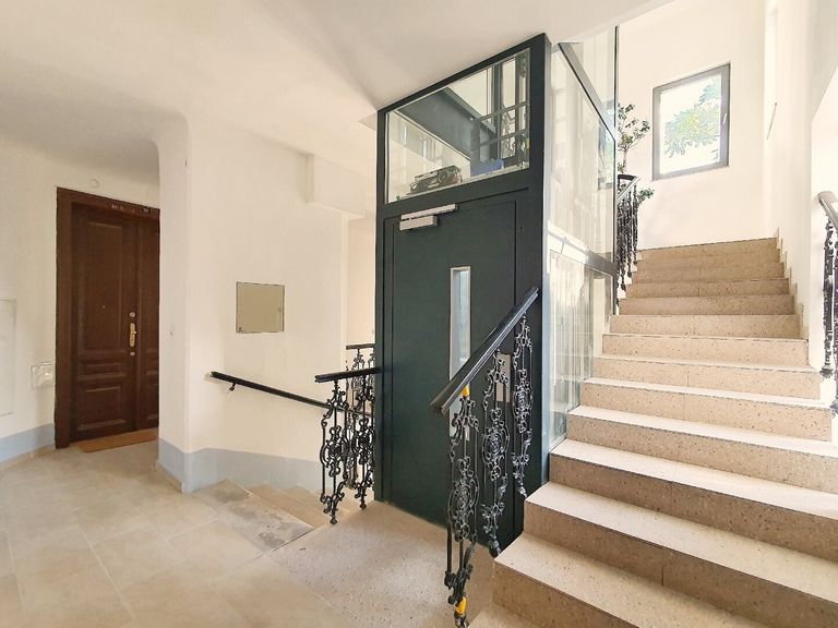 gepflegtes Stiegenhaus mit Lift