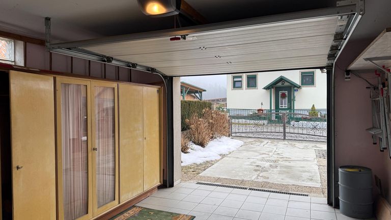 Garage mit elektrischem Tor