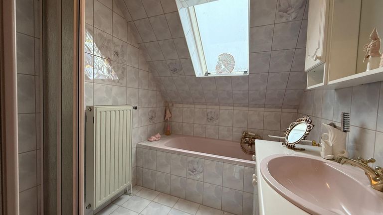 Badezimmer mit Dusche und Wanne OG