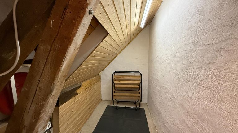 Abstellraum hinter der Spiegeltür im WC