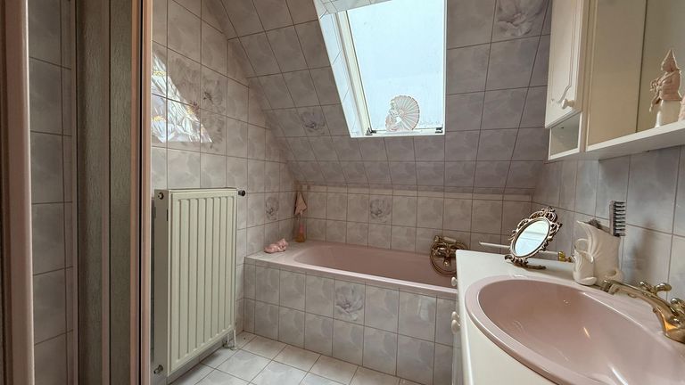 Badezimmer mit Dusche und Wanne OG