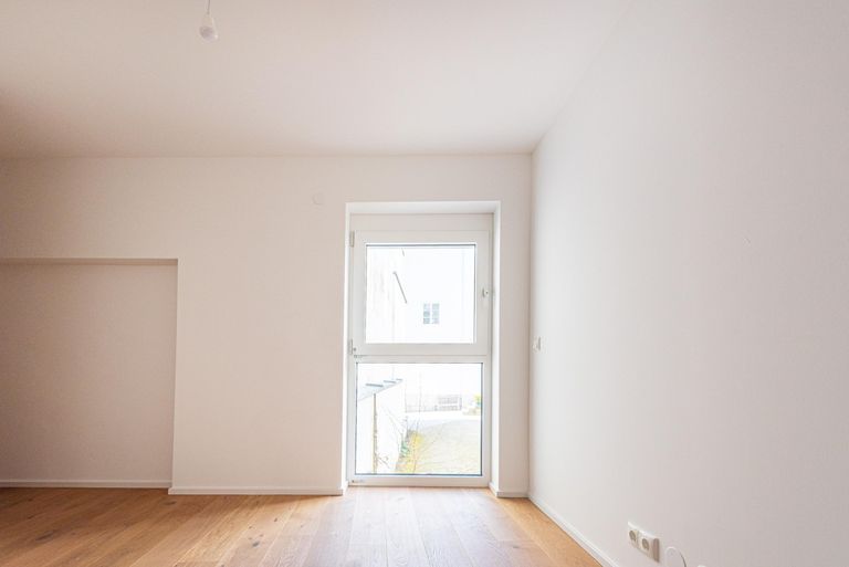 Schlafzimmer mit Blick in den Innenhof