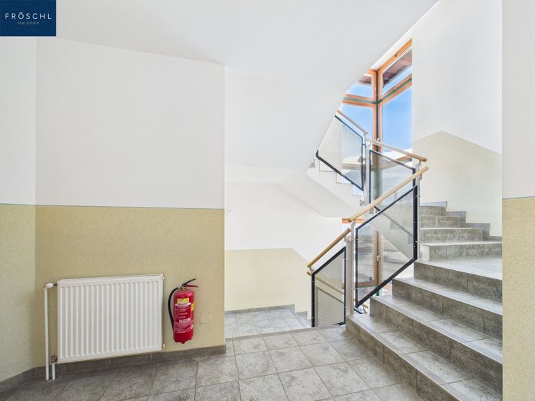 Stiegenhaus und Eingangsbereich