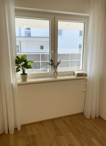 Zimmerfenster mit Gartenblick