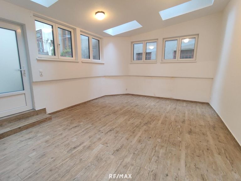 helle Arbeitsplätze mit Ausgang Terrasse