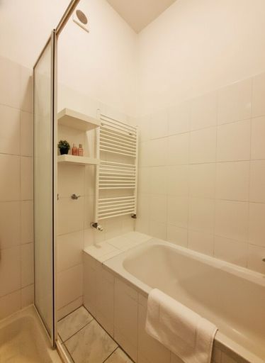 Badezimmer mit Wanne und Dusche