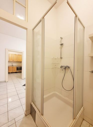 Badezimmer mit Wanne und Dusche