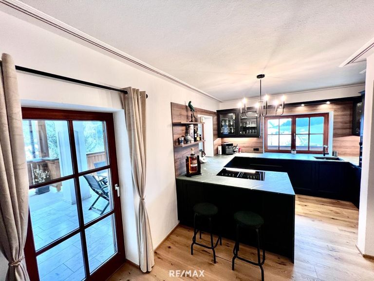 Küche mit Zugang auf Terasse