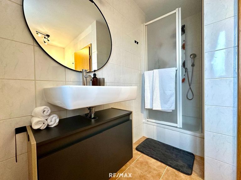 Bad mit Dusche und WC