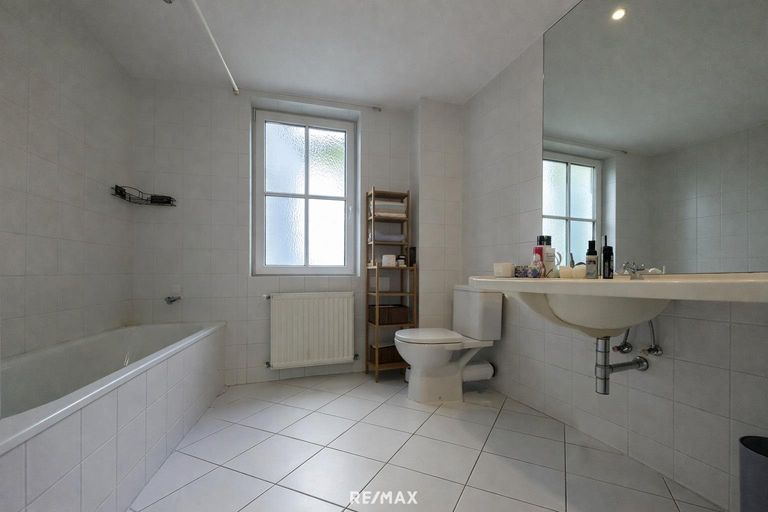 2tes Bad mit Badewanne und WC