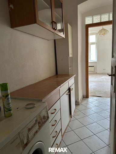 Küchenzeile mit Blick zum Wohnraum