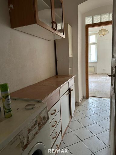 Küchenzeile mit Blick zum Wohnraum