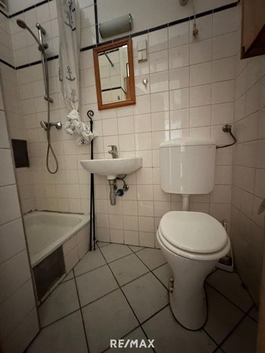 kleines Bad mit Dusche & WC