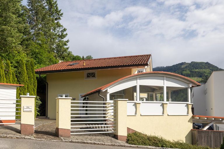 Haus mit Einfahrtstor