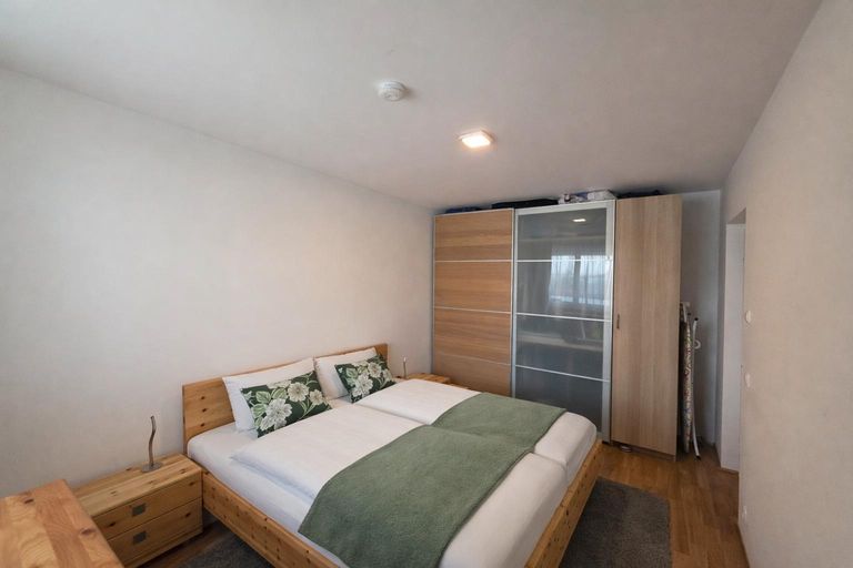 Schlafzimmer_KI_geräumt_2