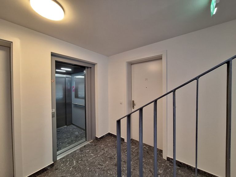Aufzug und Stiegenhaus