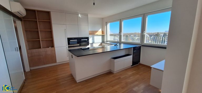 Wunderschöne, moderne offene Küche mit traumhaftem Ausblick