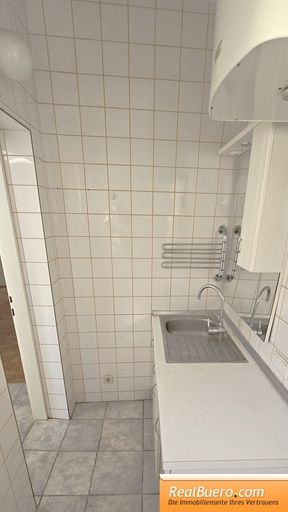 Nassraum mit Spüle, Toilette und Waschmaschinenanschluss