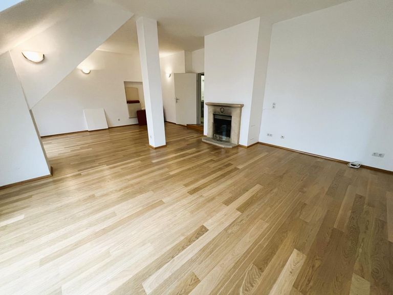 Wohnraum mit offenem Kamin