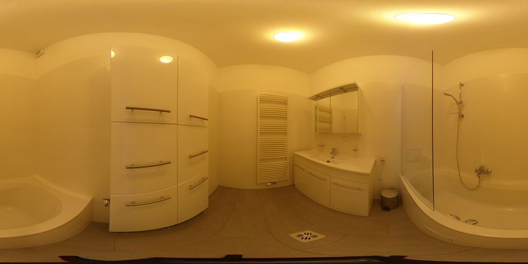 Badezimmer mit Badewanne