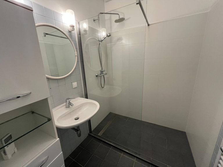 Badezimmer mit bodenebener Dusche und WC