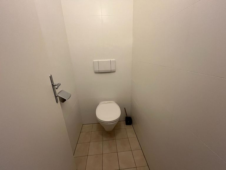separates WC