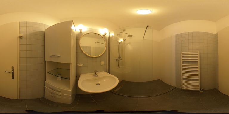 Badezimmer mit bodenebener Dusche